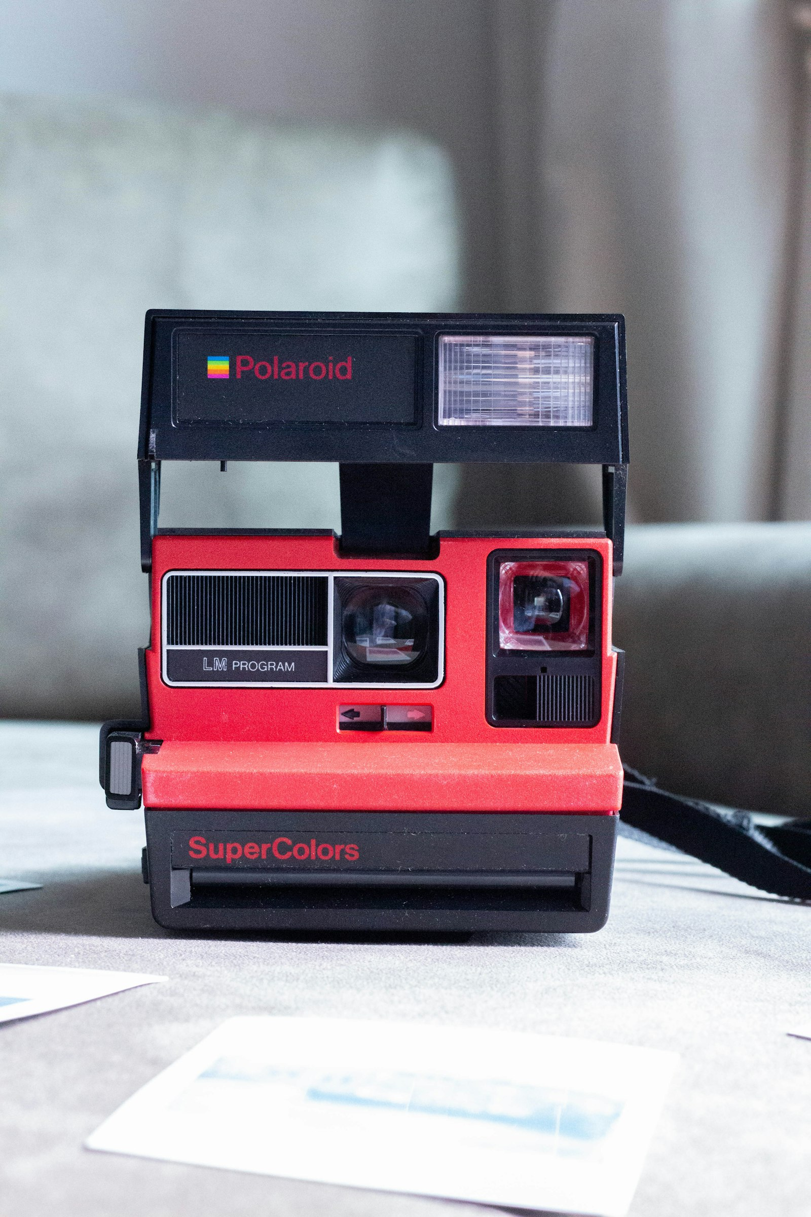 赤いインスタントカメラの写真をレトロなコラージュに追加