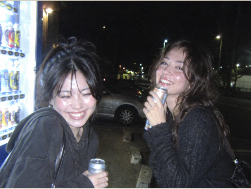 明るいデジカメの直射フラッシュで写した夜の友人たち